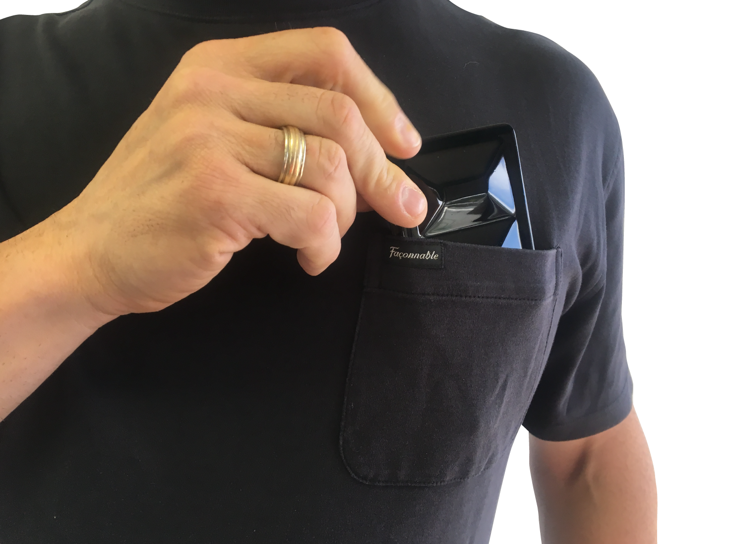 Person wearing a black shirt with a pocket, holding a small black device labeled 'Freemindable' in the pocket.
